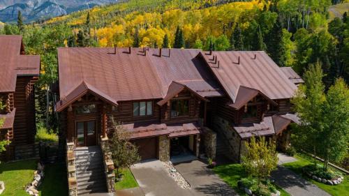 Mountain Village House | Townhome on the Creek 135 by AvantStay Ski In Ski Out Home w Hot Tub