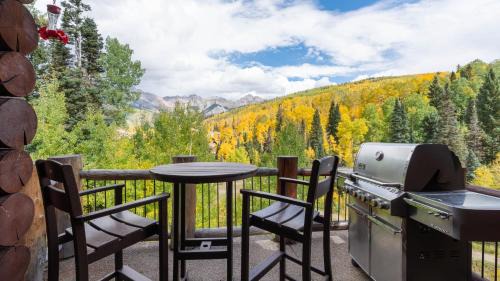 Mountain Village House | Townhome on the Creek 135 by AvantStay Ski In Ski Out Home w Hot Tub