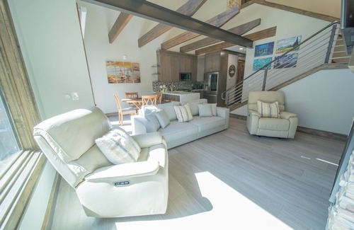 Lakeside Village House | Townhome with a free shuttle and private laundry