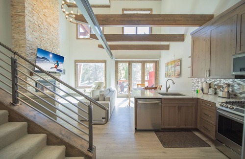 Lakeside Village House | Townhome with a free shuttle and private laundry