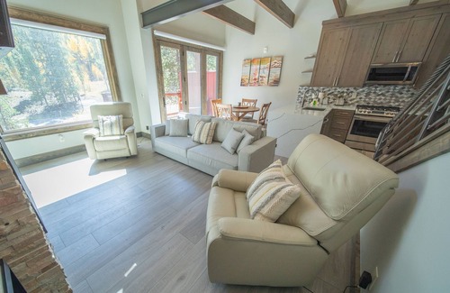 Lakeside Village House | Townhome with a free shuttle and private laundry