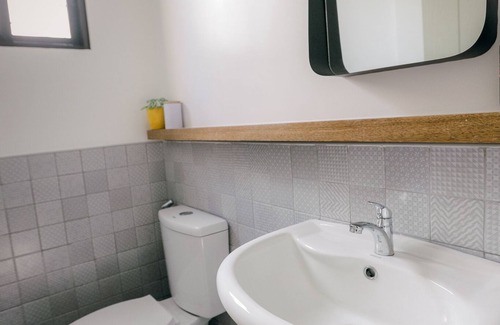 Balibago House | Townhouse/Apartment in Angeles city near Clark with AC, Wifi, and Netflix.