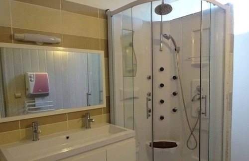 Viviers House | Townhouse ideal for group of workers