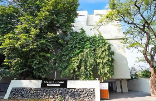 Ramdaspeth Hotel | Townhouse Oak Ramdaspeth KRIMS Hospital