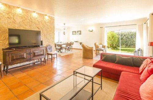 Belverde Villa | Traditional Aroeira Villa | Villa Goreti | 4 Bedrooms | Quiet Area | Private Pool