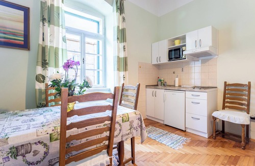 Bacvice Apartment | Traditional Dalmatian apt, 3 min walk to beach