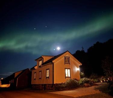 Gravdal House | Traditional Nordlandshus in Lofoten - Sea and Mountain View
