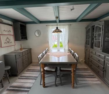 Gravdal House | Traditional Nordlandshus in Lofoten - Sea and Mountain View