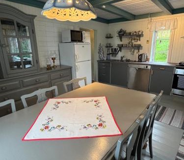 Gravdal House | Traditional Nordlandshus in Lofoten - Sea and Mountain View