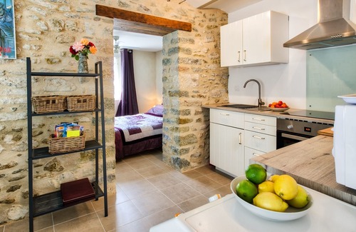 Pont-de-Barret Apartment | Traditional stonebuilt ProvencaleMas gite apartment. Large swimming pool. Eyzahu