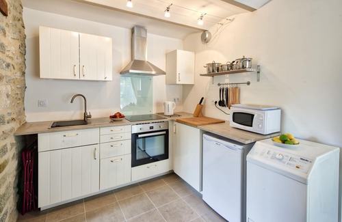 Pont-de-Barret Apartment | Traditional stonebuilt ProvencaleMas gite apartment. Large swimming pool. Eyzahu