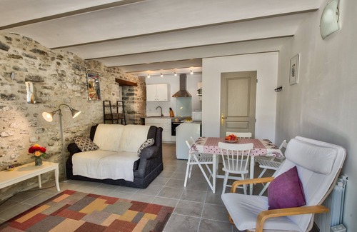 Pont-de-Barret Apartment | Traditional stonebuilt ProvencaleMas gite apartment. Large swimming pool. Eyzahu