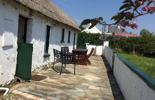Bruckless Cottage | Traditional thatched cottage near the sea: log burner, paddock