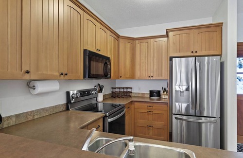 Sun Peaks House | Trail's Edge 51: Charming, Three Storey, 2BDRM Townhome w/Private Hot Tub