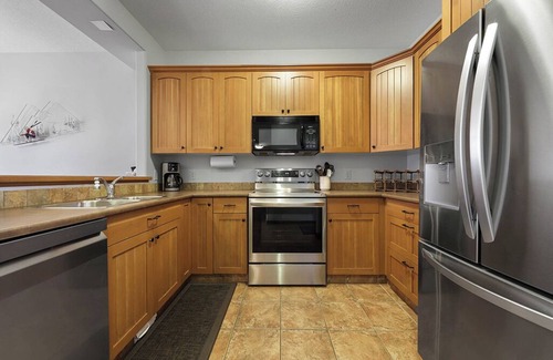 Sun Peaks House | Trail's Edge 51: Charming, Three Storey, 2BDRM Townhome w/Private Hot Tub