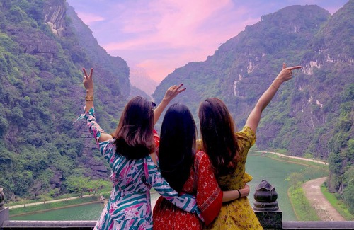 Ninh Binh Ski Chalet | Trang An Ao Dai Homestay - Wooden house with field view and private bathroom