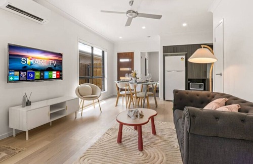 Browns Plains House | Tranquil 2BR Retreat with Local Charm & Comfort