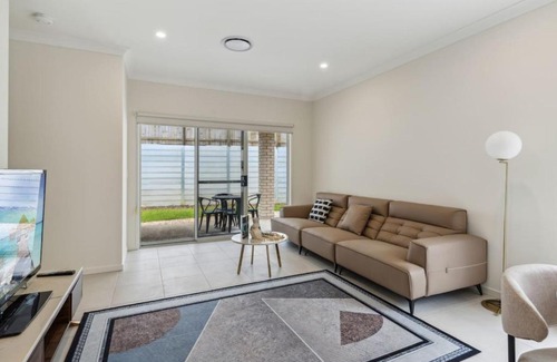 Spring Mountain House | Tranquil 3B2B Home with Parking Backyard and 5Mins walk to Mall