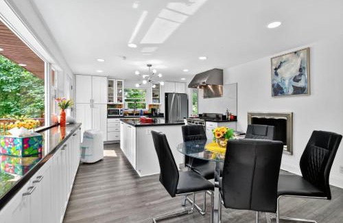 Sammamish House | Tranquil 4BR Escape Deck, Huge Yard & Nature home