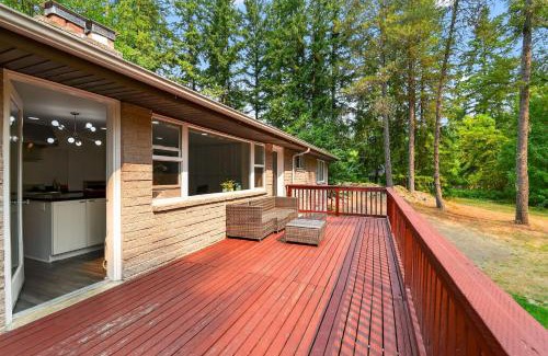 Sammamish House | Tranquil 4BR Escape Deck, Huge Yard & Nature home