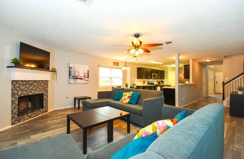 FM 1960 Apartment | Tranquil 6-Bedroom w/Pool 25 Min to Downtown SO