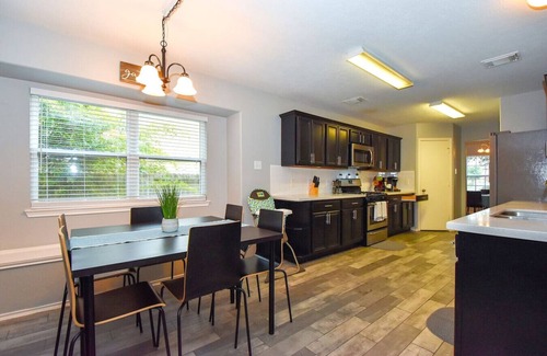 FM 1960 Apartment | Tranquil 6-Bedroom w/Pool 25 Min to Downtown SO