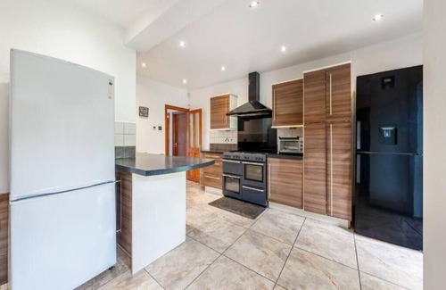 Oakleigh House | Tranquil and Lovely 5 bed house in Barnet