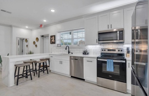 Tulane - Gravier House | Tranquil Escape in NOLA: 3BR, 3BA Mid-City Retreat - Near City Park w/Pool and hot tub