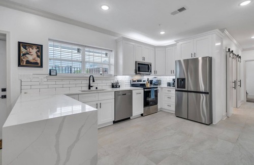 Tulane - Gravier House | Tranquil Escape in NOLA: 3BR, 3BA Mid-City Retreat - Near City Park w/Pool and hot tub