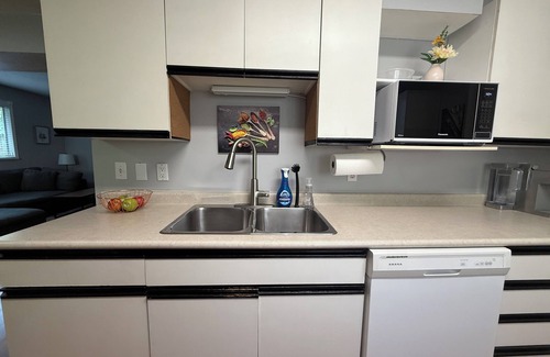 Walnut Grove Apartment | 🌿 Tranquil Garden-Level Retreat in Walnut Grove - Langley 🍷🐾