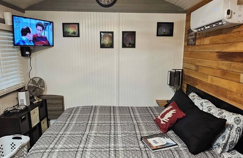 Jordan Road-Canyon Creek House | Tranquil Guest/Tiny house Retreat in Scenic Granite Falls with A/C, Wifi & more.