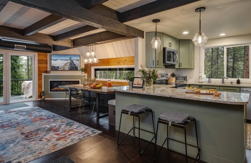 Blue River Cabin | Tranquil modern hike + ski Breck cabin w/Fast WiFi, HotTub, FirePit, 2 Kitchens