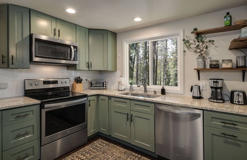 Blue River Cabin | Tranquil modern hike + ski Breck cabin w/Fast WiFi, HotTub, FirePit, 2 Kitchens