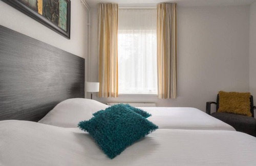 De Bult Hotel | Tranquil Nature Stay Near Giethoorn Canals & Weerribben-Wieden Trails