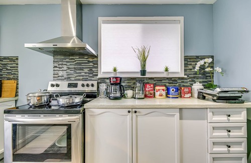 Lakeview House | Tranquil Oasis in Lakeview