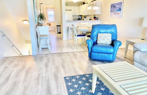 Innerarity Townhomes House | Tranquil Seas: Waterfront Unit with Kayaks & More!