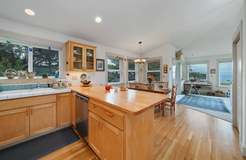 Manzanita House | Tranquil Treasure MCA#644 Oceanview, Steps to beach, Perfect Couples getaway