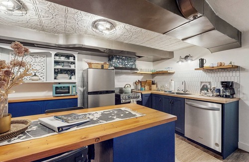 Multnomah House | Tranquil, walkable home with seasonal pool, beautiful gardens & 2 patios