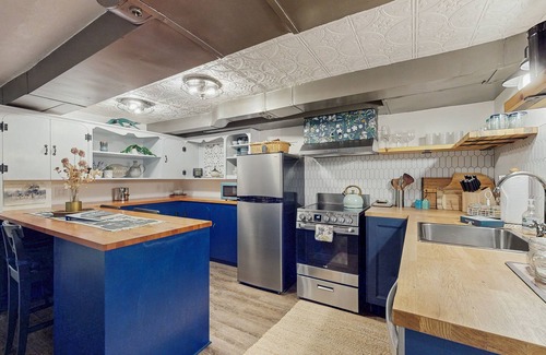 Multnomah House | Tranquil, walkable home with seasonal pool, beautiful gardens & 2 patios