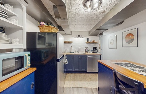 Multnomah House | Tranquil, walkable home with seasonal pool, beautiful gardens & 2 patios