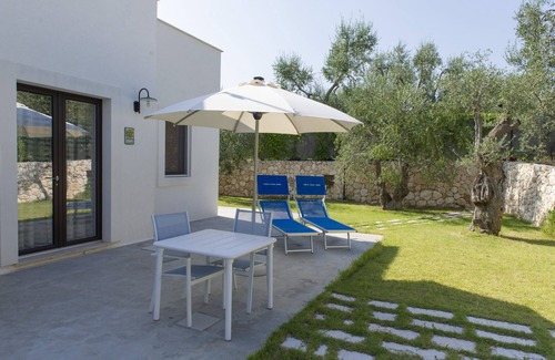 Mattinata House | Tranquility and comfort among ancient olive trees, near the sea.