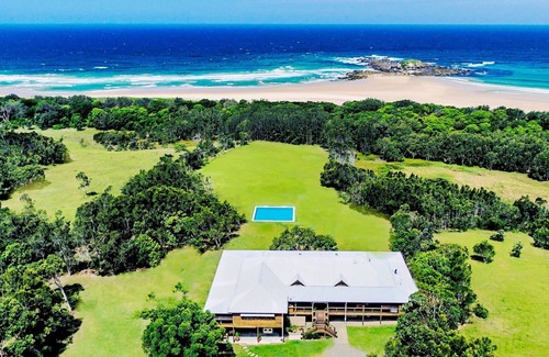 Woolgoolga House | Tranquilo Beach House Beachfront Retreat for 12 Pool Wildlife Accessibility