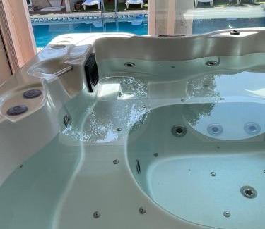 Cordoba Apartment | TrassierraRooms - Chalet a 10 min de Córdoba, con jacuzzi privado y piscina semi-privada