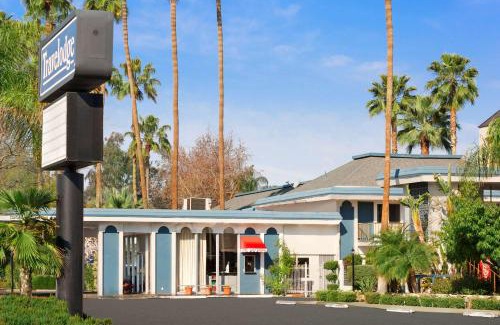 Oleander - Sunset Hotel | Travelodge by Wyndham Bakersfield