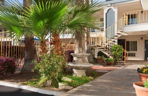 Oleander - Sunset Hotel | Travelodge by Wyndham Bakersfield