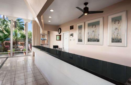Oleander - Sunset Hotel | Travelodge by Wyndham Bakersfield