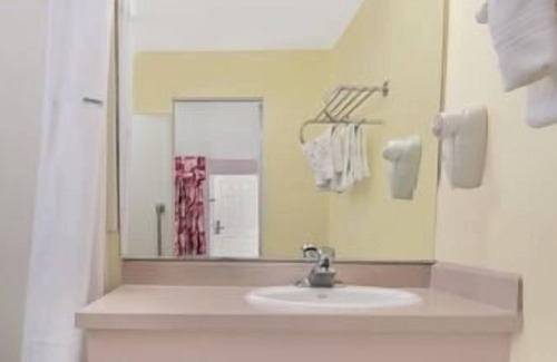 Downtown Klamath Falls Hotel | Travelodge by Wyndham Klamath Falls