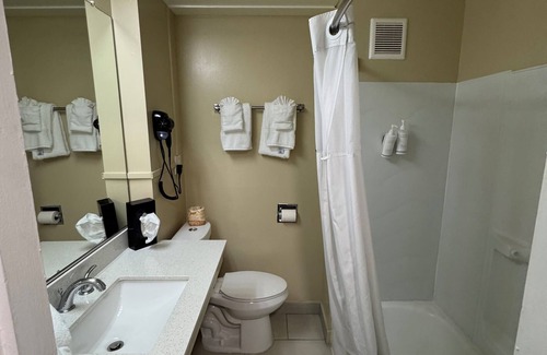 Downtown Klamath Falls Hotel | Travelodge by Wyndham Klamath Falls