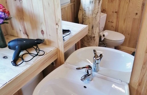 Saint-Thomas-de-Courceriers Bed & Breakfast | "Treehouse Retreat with Pool, Farm Animals & Fishing in Saint-Thomas-de-Courceriers"