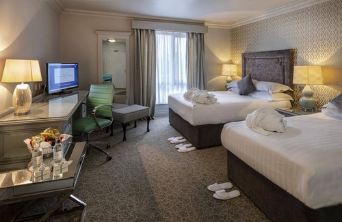 Shannon Hotel | Treacys Oakwood Hotel